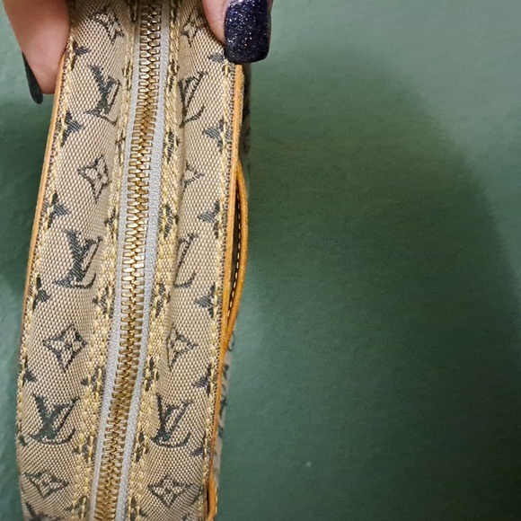 Louis Vuitton Purse - Picture 6 of 15